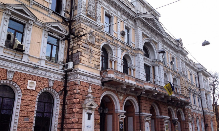 В центре Одессы произошел крупный обвал фасада главного почтамта