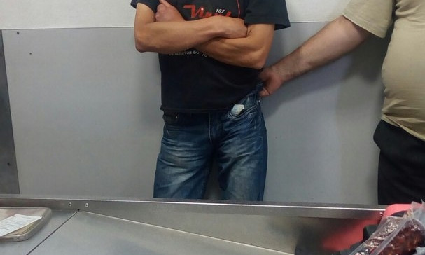 В супермаркете мужчина украл три палки колбасы, спрятав её под футболку