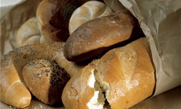 Хлеб для сети одесских супермаркетов собирали с асфальта