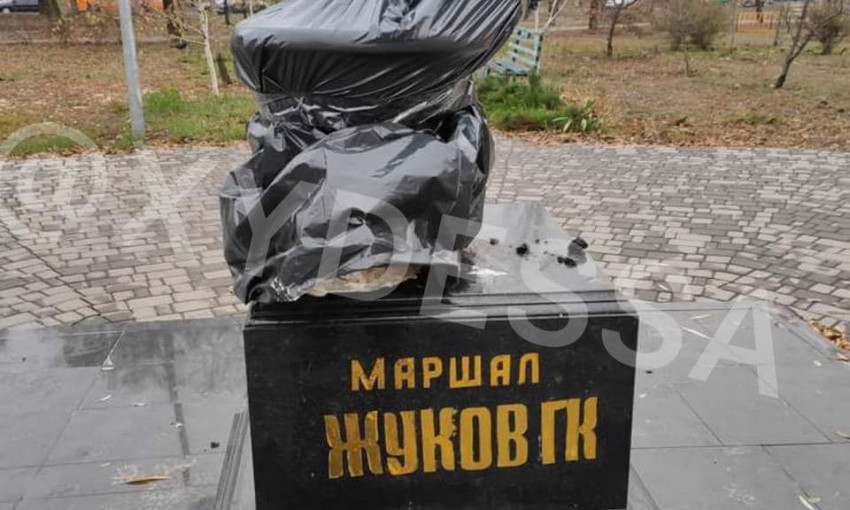 В Одессе на постамент бывшего памятника Жукову водрузили унитаз 