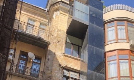 Житель Одессы пристроил к историческому зданию частный лифт