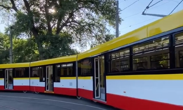 По Одессе поедет новый трехсекционный трамвай - уже второй Odissey Max
