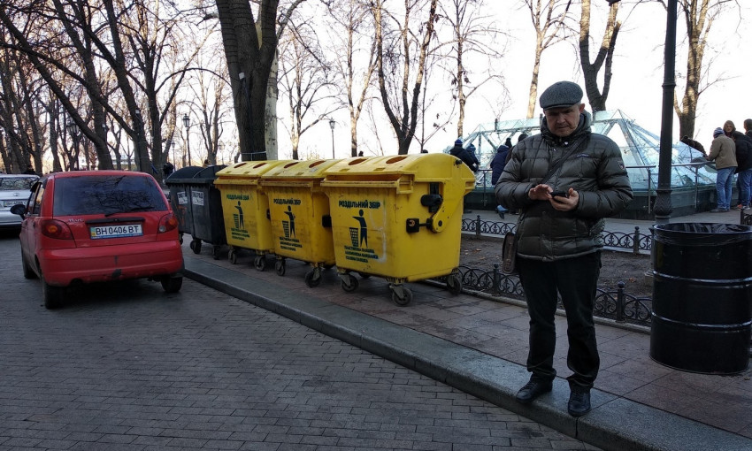 Одесситы обсуждают странные баки для сортировки мусора