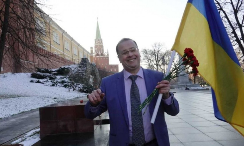 Россиянин с флагом Украины пришел на одиночный митинг к Кремлю 