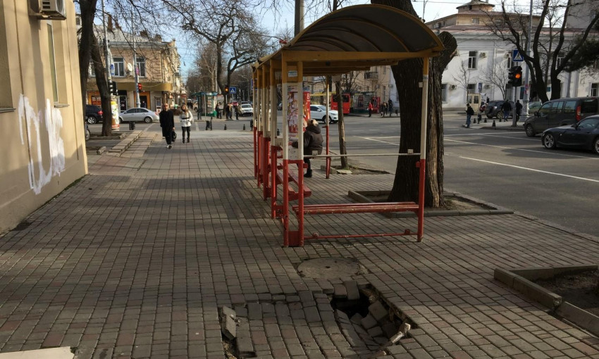В Одессе снова провалился тротуар 
