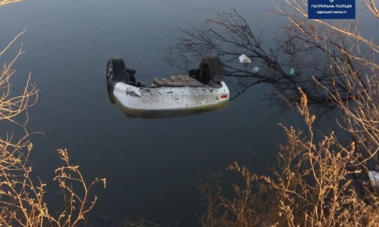 В Одесской области автомобиль слетел с дороги и упал в озеро 