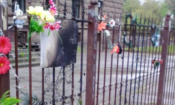 Сожжение цветов и табличек у Дома профсоюзов: вандалов зафиксировали камеры видеонаблюдения