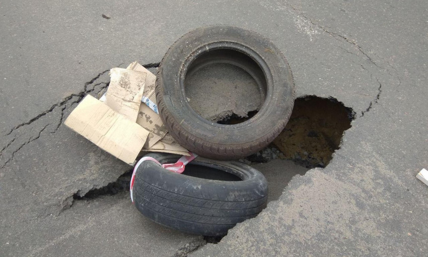 В Одессе на дороге обнаружена очередная яма (ФОТО)