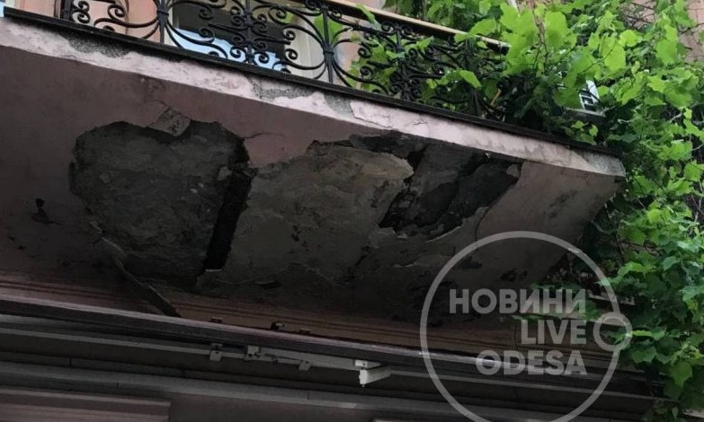 В Одессе с очередного исторического здания отпал кусок фасада 