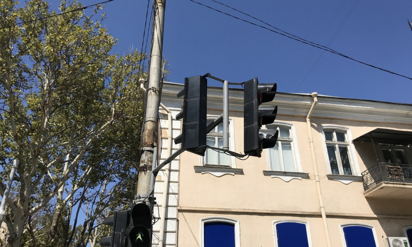 Светофор в центре Одессы регулирует не ту дорогу, которую должен (ФОТО)