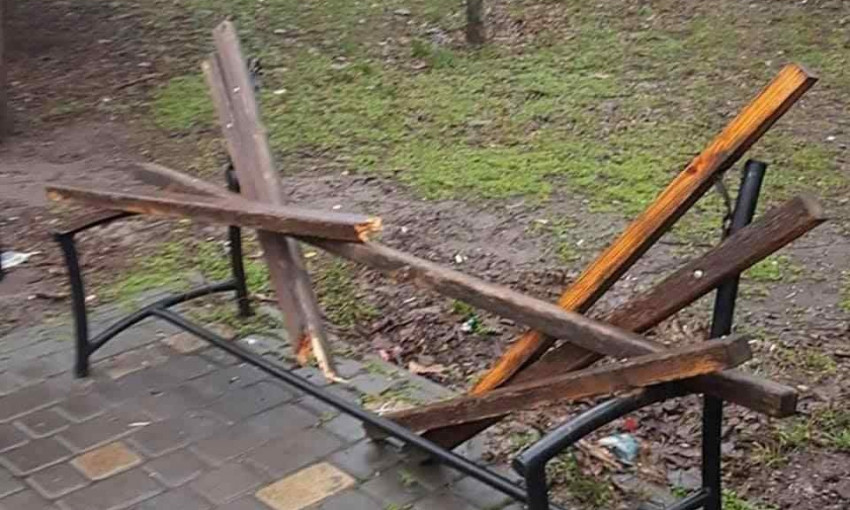 Вандалы поломали скамейки в одном из одесских скверов 