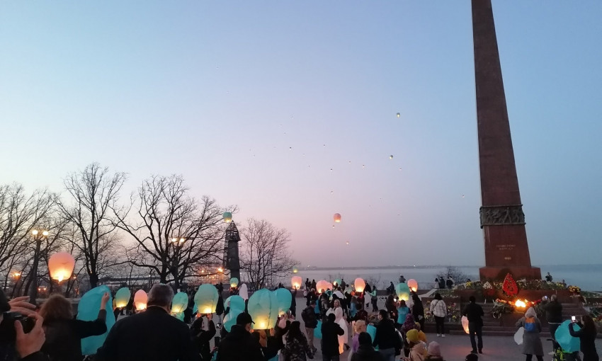 Светящиеся фонарики в небе, - одесситы отмечали День освобождения города 