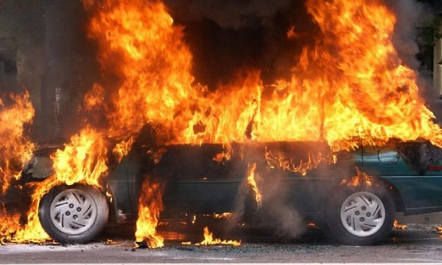 В Одессе автомобиль вылетел на тротуар и загорелся (ФОТО)