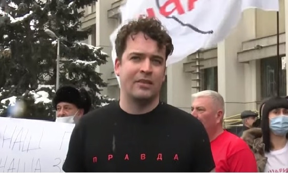 Нам холодно, но мы потерпим - в Одессе прошла акция людей в футболках против тарифов