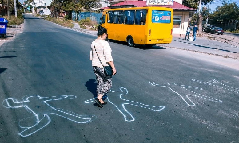 В Одессе нарисовали зебру из «сбитых пешеходов»
