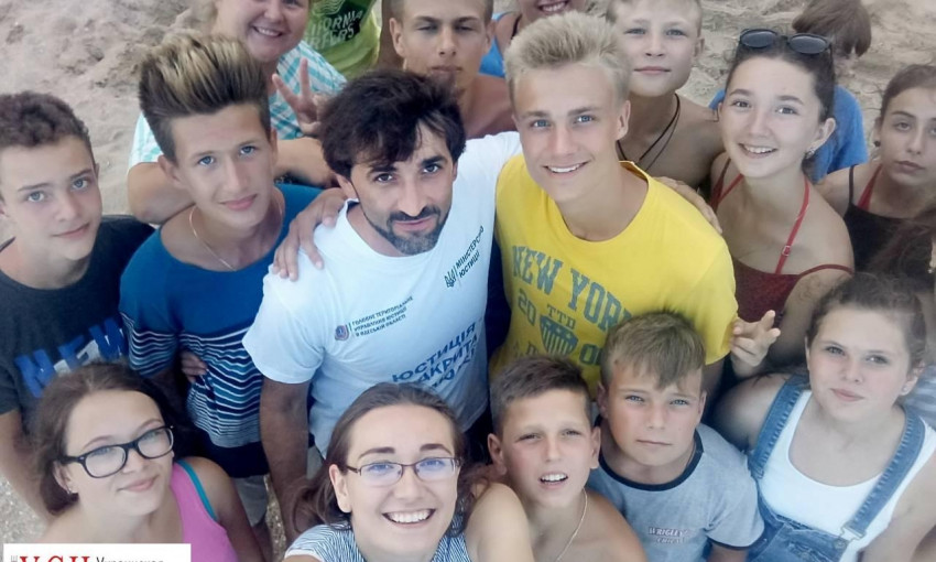 На побережье Одессы сотни детей сделали надписи (ФОТО)