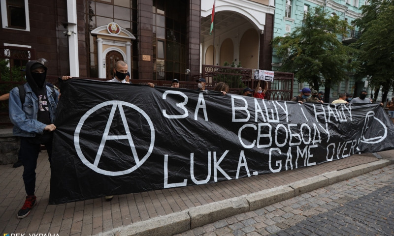 В Киеве под посольством Беларуси произошли стычки 