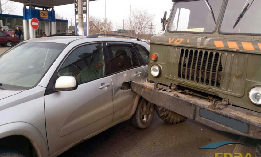 Авария: спецавтомобиль военных столкнулся с иномаркой