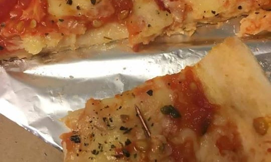 Неожиданно опасный сюрприз: пицца с гвоздём