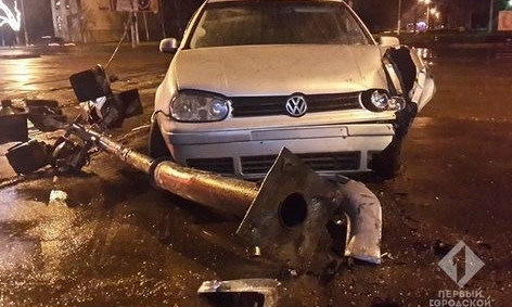 В ночном ДТП в Одессе автомобиль снес светофор
