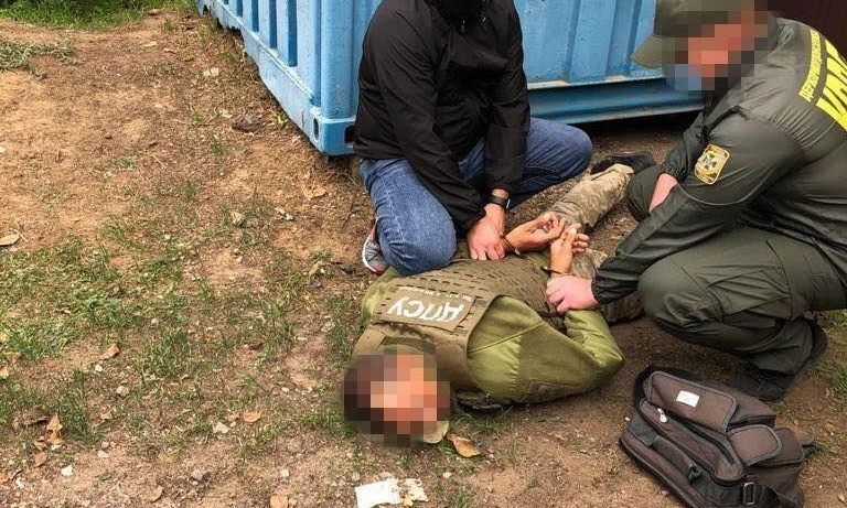 В Одесской области пограничник помогал контрабандистам провозить нелегальный груз через границу 