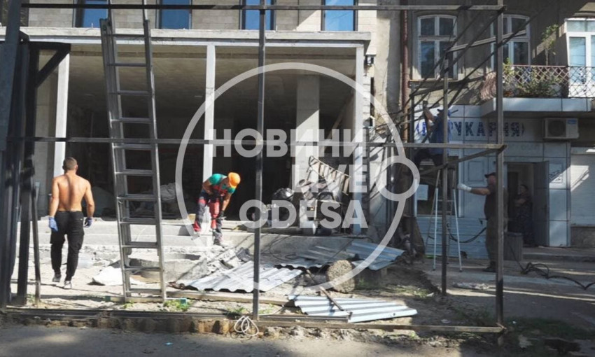 В Одессе сносят незаконную постройку 