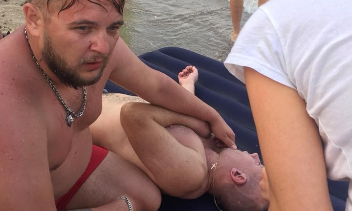 На одном из пляжей Одессы отдыхающий помог парню без сознания
