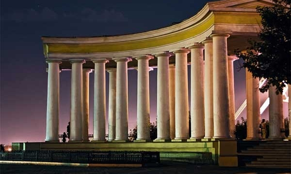 Сегодня Воронцовскую колоннаду подсветят фиолетовый светом 