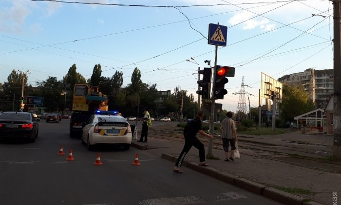 В Одессе произошло столкновение автокрана и "Mitsubishi"