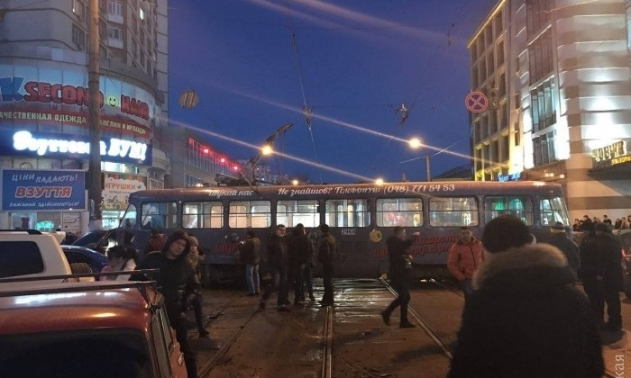 В Одессе трамвай сошел с рельс и повредил пять автомобилей