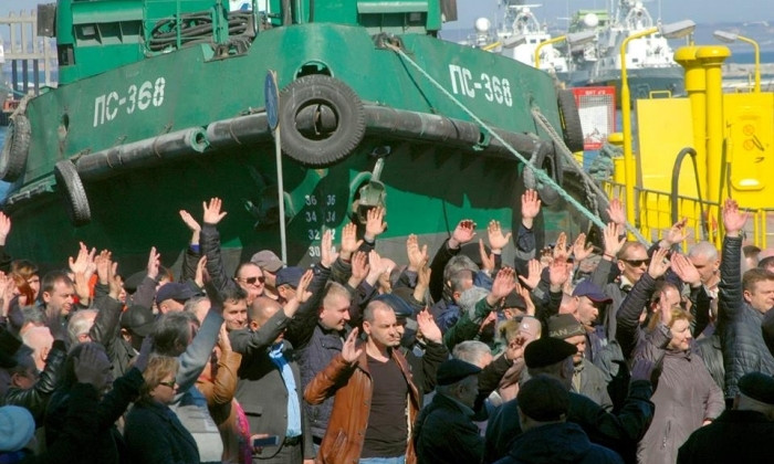 В Одессе десятки портовиков вышли на митинг