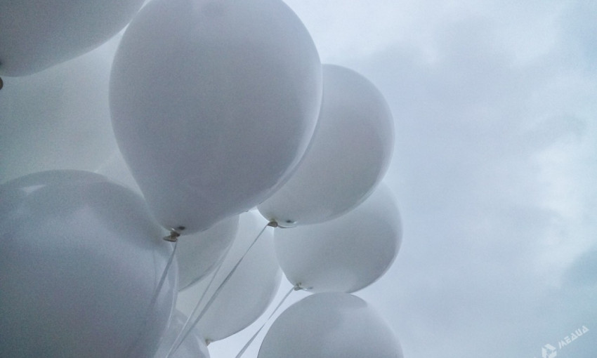 В Одессе в небо запустили белые шары в память о жертвах трагедии в Кемерово (ФОТО)