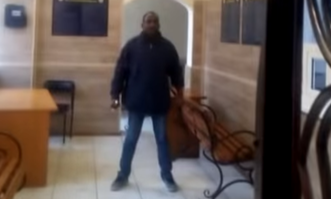 Африканец угрожал полицейским ножом 