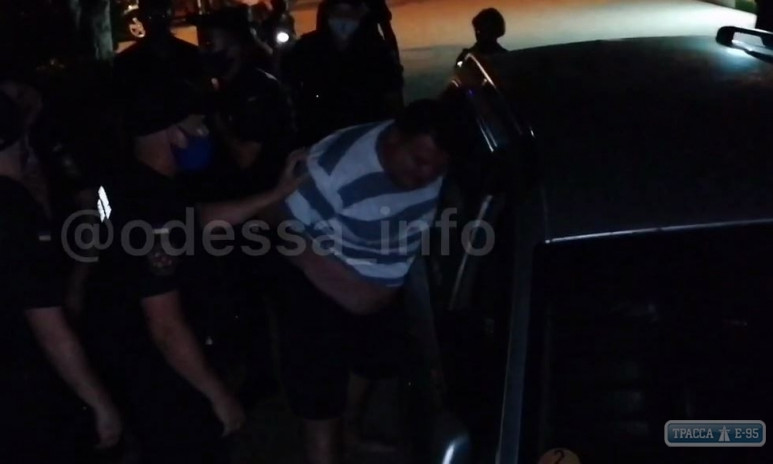 На Лузановке пьяный полицейский катался на автомобиле по пешеходной зоне 