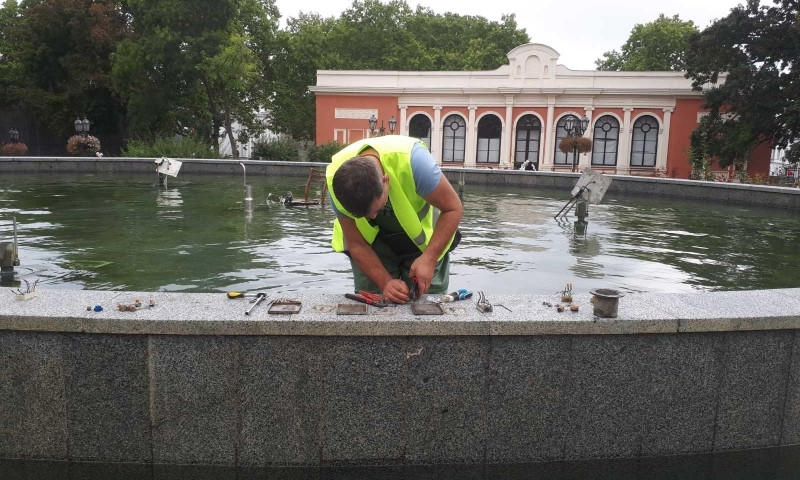 В Одессе вандалы снова повредили фонтан возле Оперного театра 