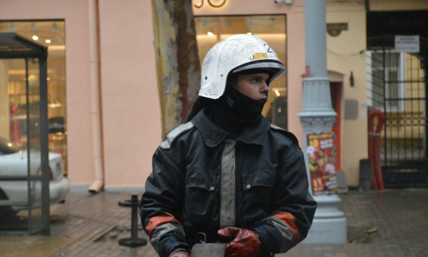 Пожар на Ришельевской: в процессе работы пострадал спасатель
