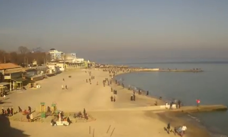Массовые гуляния на одесских пляжах