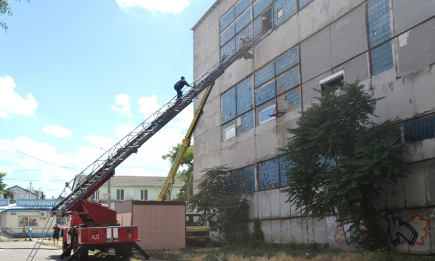 Пожарные Одессы спасали людей из горящего склада
