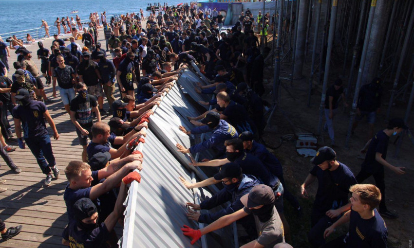 Активисты снесли забор незаконной постройки на Ланжероне