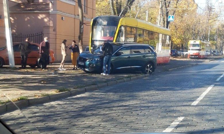 В Одессе не разминулись трамвай и автомобиль