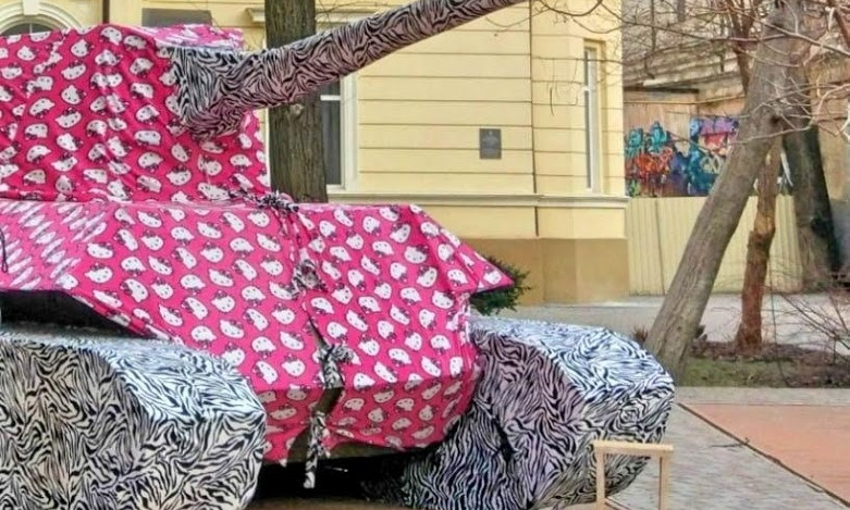 В одном из дворов Одессы появился танк в пижаме