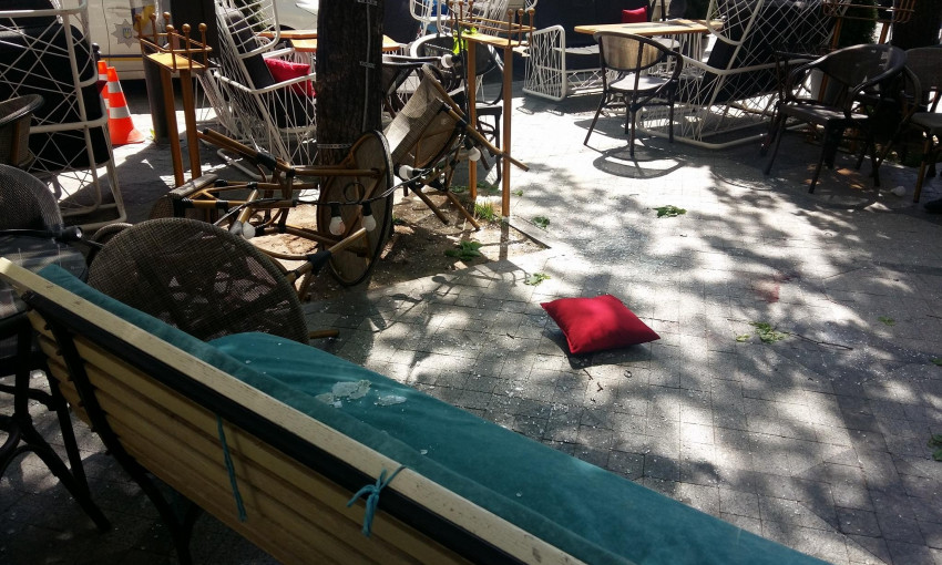 Центр Одессы: на посетителей кафе с небес свалился мужчина (ФОТО)
