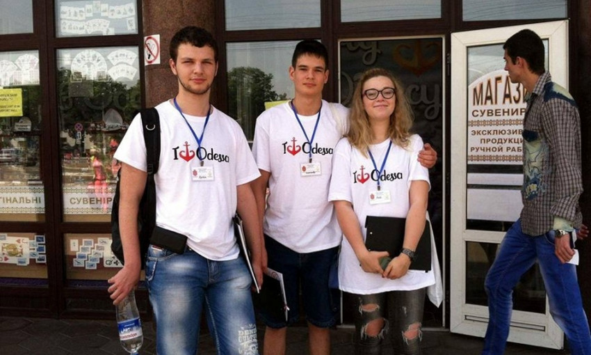 Молодые волонтёры в Одессе помогают туристам не потеряться