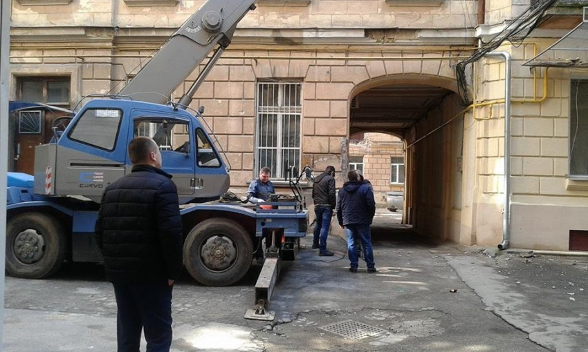 В Одессе демонтировали аварийный балкон (ФОТО)