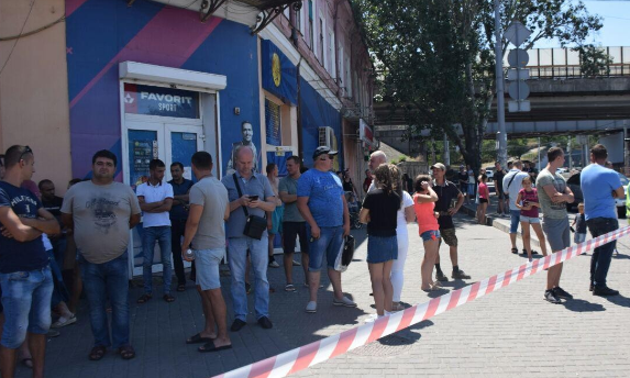 Захват в Одессе: Труханов предложил обменять заложницу на себя 