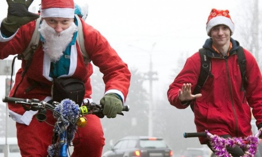 По Одессе на велосипедах рассекали Деды Морозы (ФОТО)