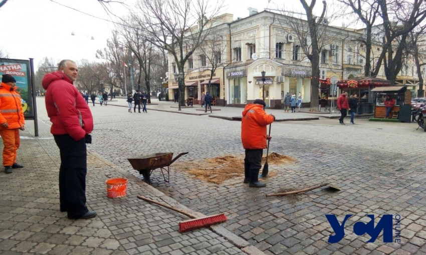 В Одессе дорога начала проваливаться прямо под автомобилем 