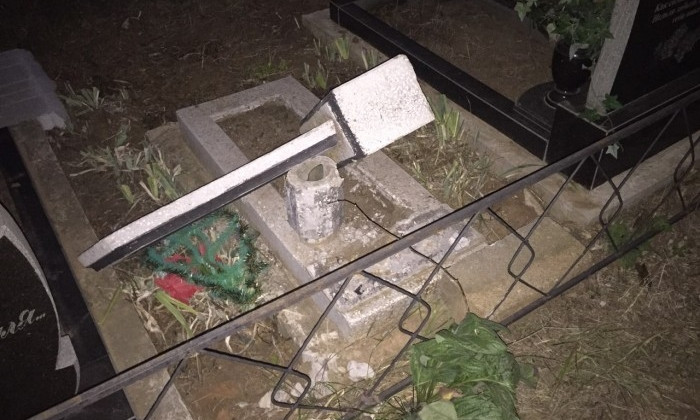 Ночные прогулки на кладбище: мужчина разрушал на надгробные памятники
