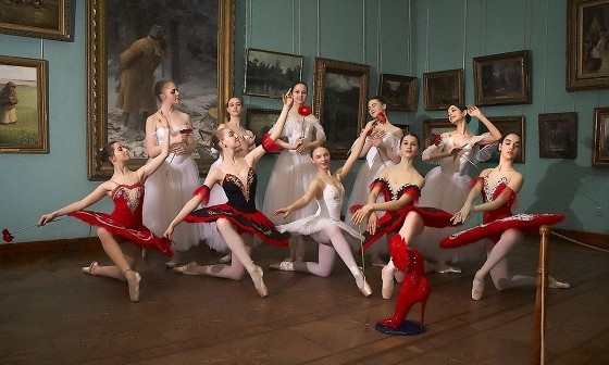 В Художественном музее Одессы прошел нежный женственный перфомансс