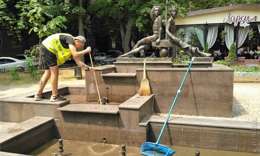 Одесские коммунальщики очистили фонтаны (ФОТО)
